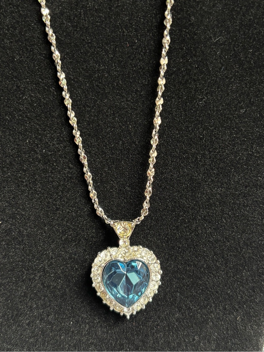Vintage 1998 Avon Celine Dion Romantic Heart Necklace